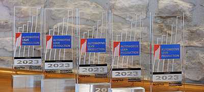 [Translate to Englisch:] Siegerpokale für den 17. Automotive Lean Production Award 2023